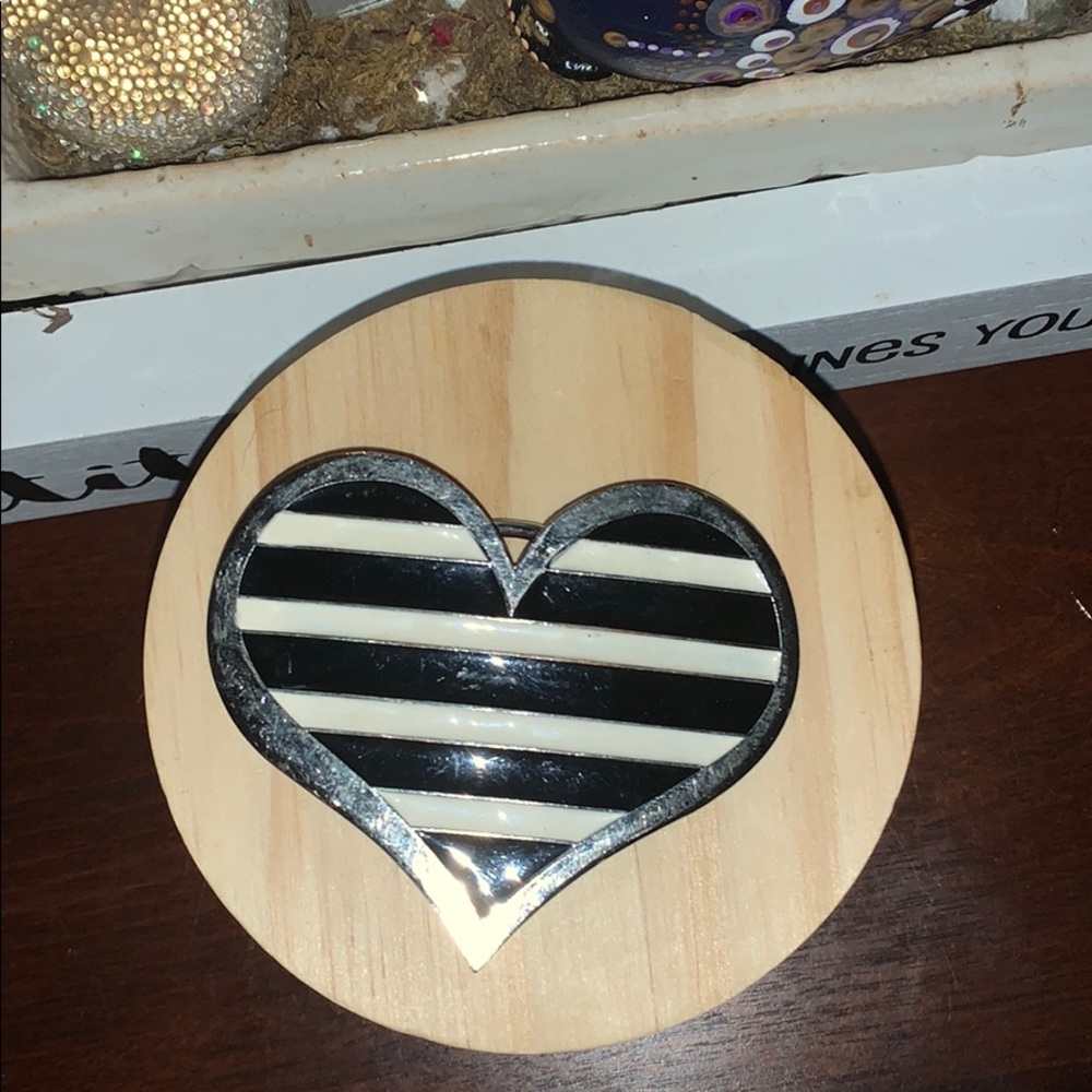 No Boundaries Black &White Heart belt buckle EUC